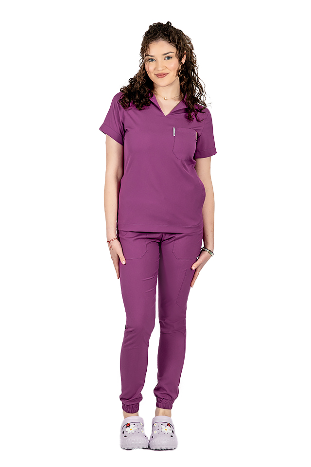 Costum medical stretch polo magenta, cu bluza in V si pantaloni tip jogger, cu snur si elastic