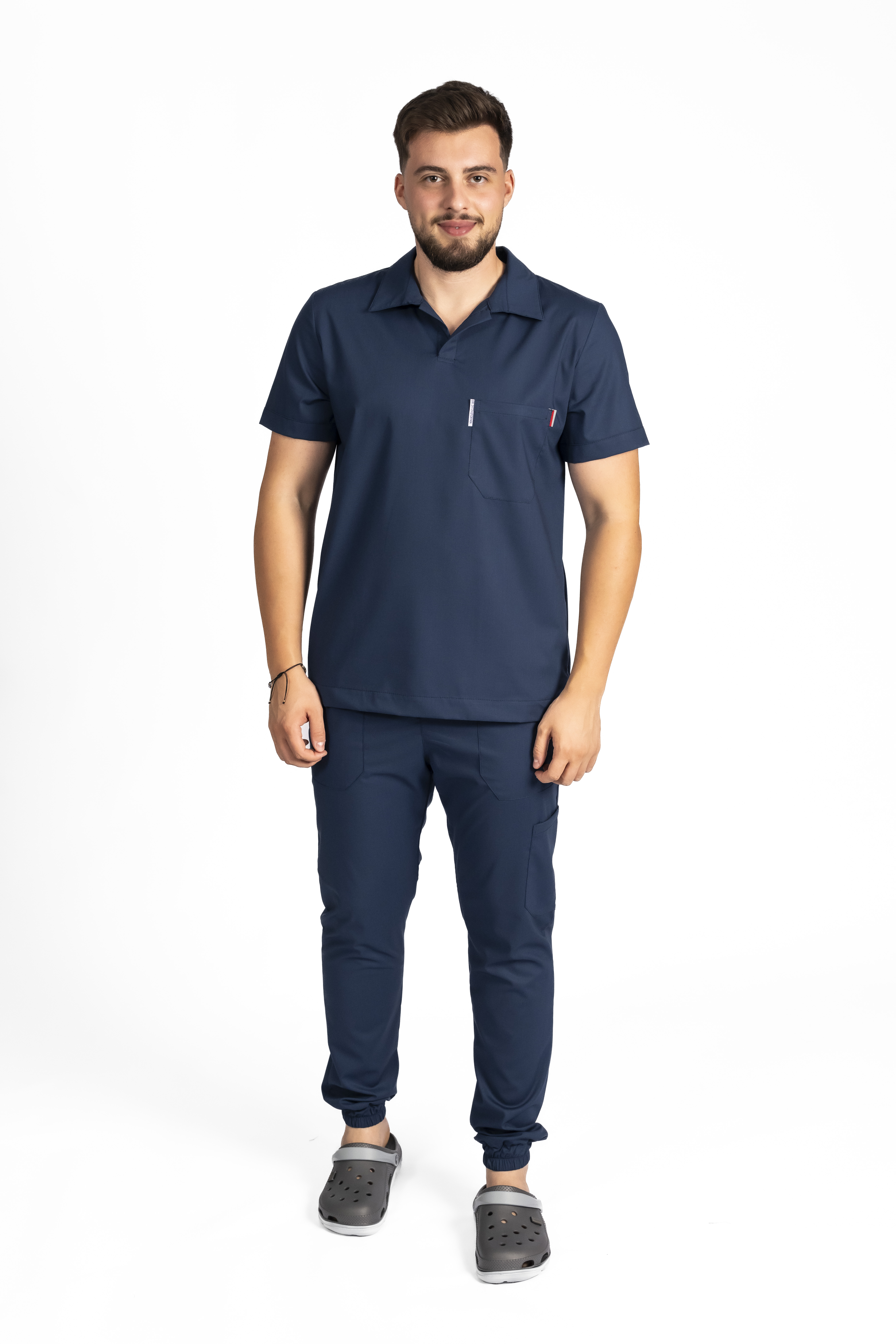 Costum medical stretch polo barbati bleumarin, cu bluza in V si pantaloni tip jogger, cu snur si elastic