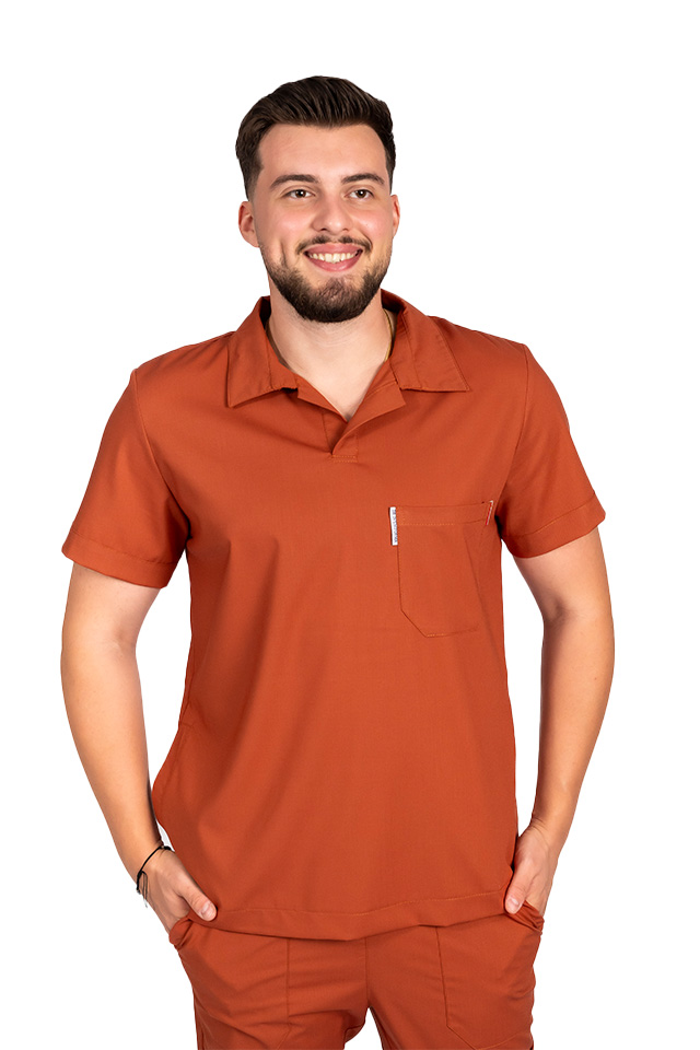 Costum medical stretch polo barbati caramel, cu bluza in V si pantaloni tip jogger, cu snur si elastic