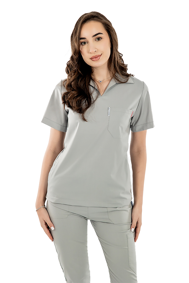 Costum medical stretch polo gri, cu bluza in V si pantaloni tip jogger, cu snur si elastic