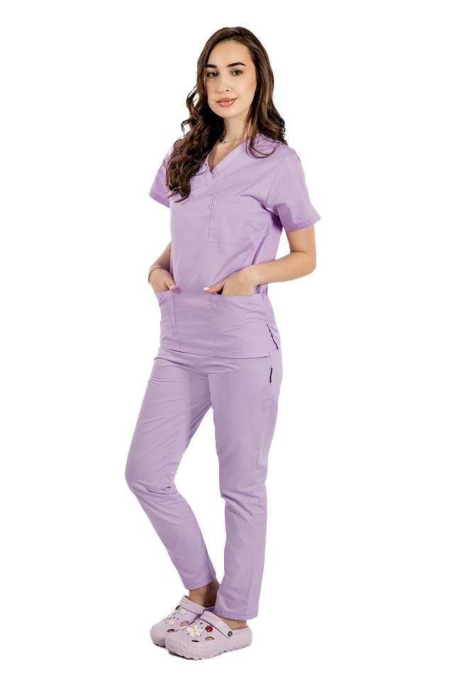 Costum medical lila, bluza cu anchior in V, trei buzunare si pantaloni cu elastic