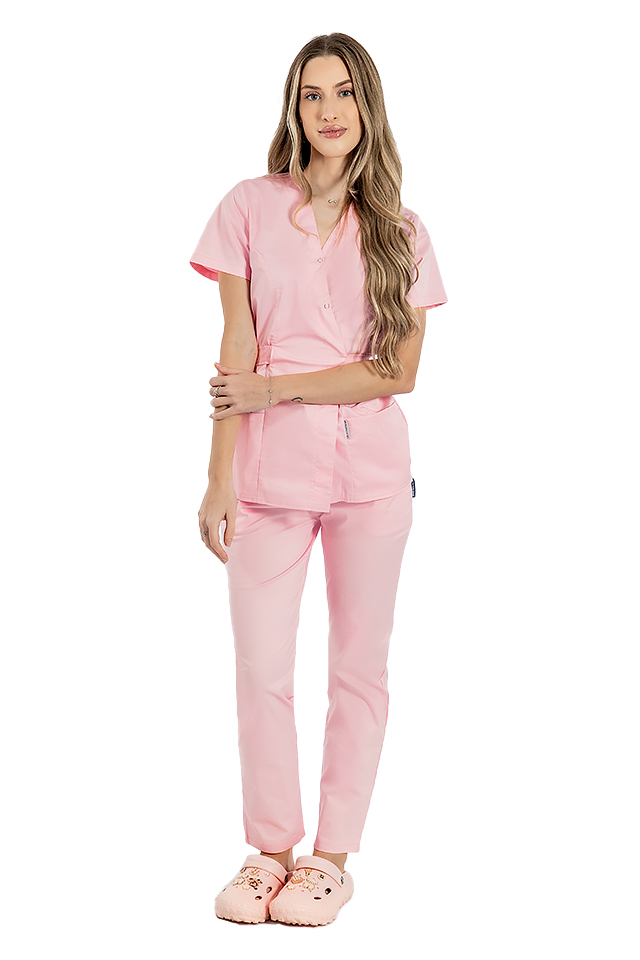 Costum Medical Dama Tip Kimono Roz Pal – Caldura si Tandrete in Relatia cu Pacientii