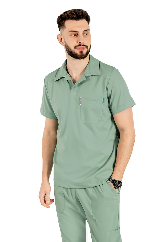 Costum medical stretch polo barbati olive, cu bluza in V si pantaloni tip jogger, cu snur si elastic