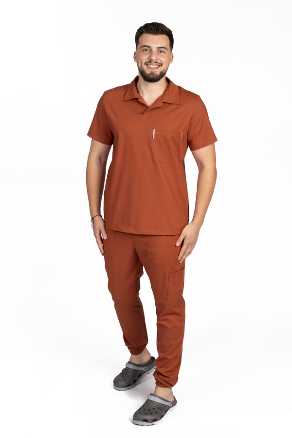 Costum medical stretch polo barbati caramel, cu bluza in V si pantaloni tip jogger, cu snur si elastic