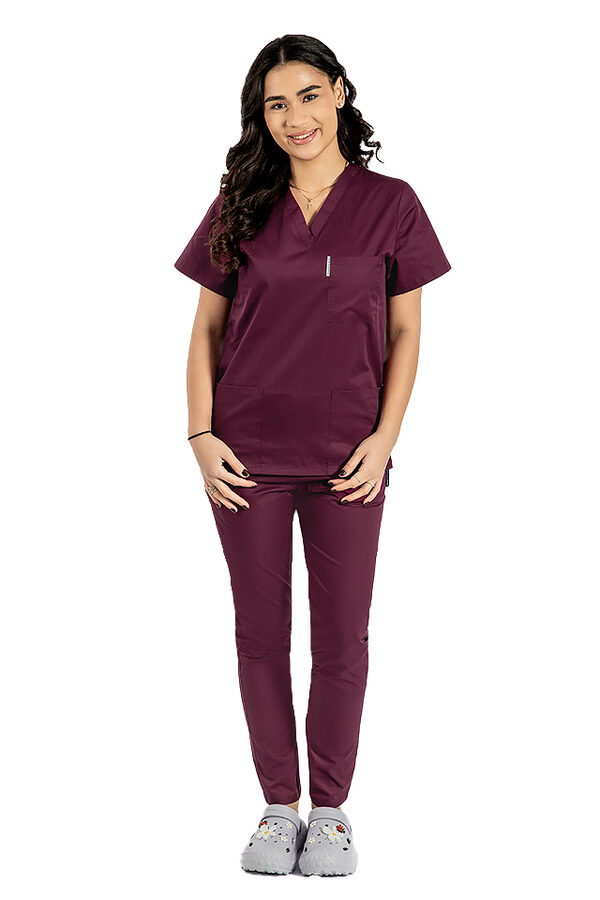 Costum medical visina, bluza cu anchior in V, trei buzunare si pantaloni cu elastic.