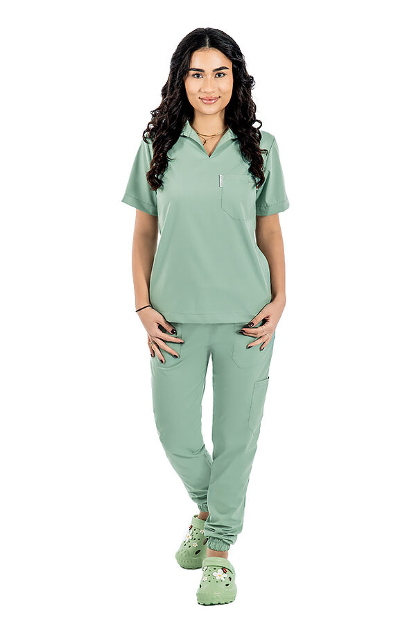 Costum medical stretch polo olive, cu bluza in V si pantaloni tip jogger, cu snur si elastic