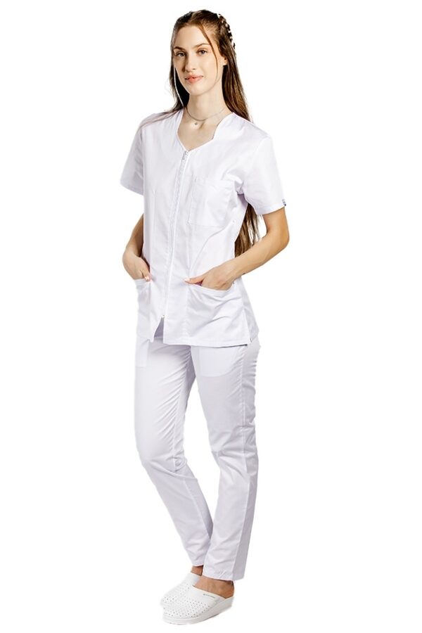 Costum medical alb, cu elastan, bluza cu fermoar cambrata, trei buzunare aplicate si pantaloni cu snur