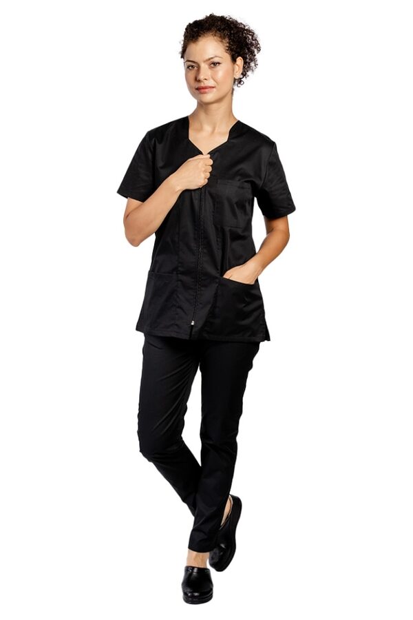 Costum medical negru, cu bluza cu fermoar, trei buzunare si pantaloni  negri 