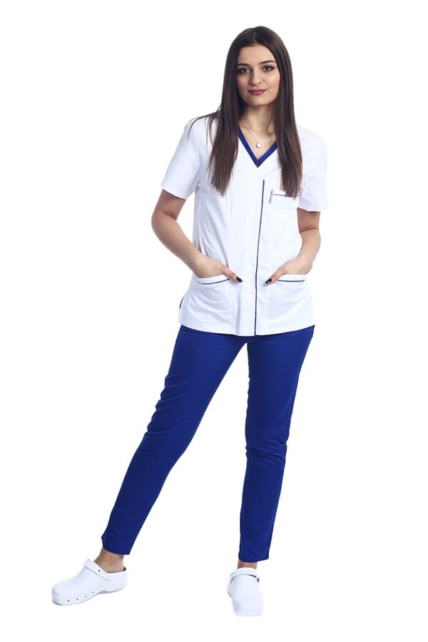 Costum medical cu elastan format din bluza alb cu paspol albastru si pantaloni albastri cu elastic