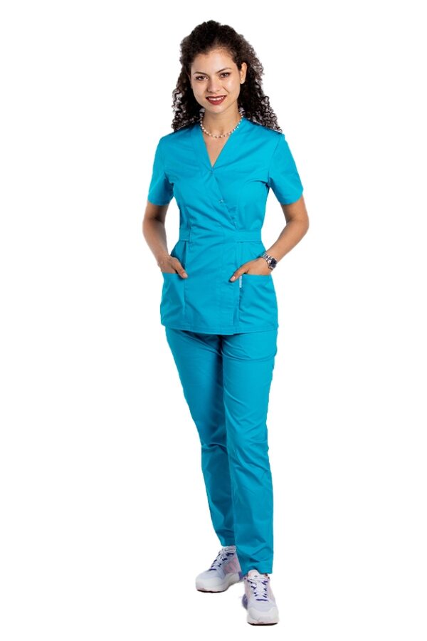 Costum Medical Dama Tip Kimono Turcoaz – Vibrant si Modern in Clinica